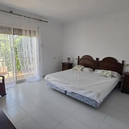 Amplia Casa En 16 Pers. Con Piscina Y Gran Aparcamiento - Es-204-78 Roses